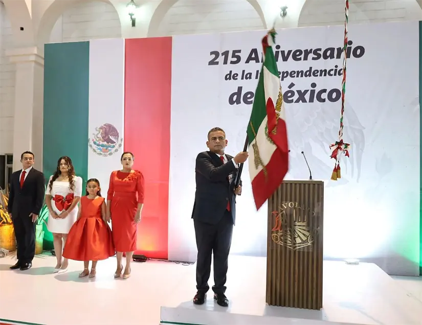 El alcalde Jorge Rosario Bojórquez encabezó la ceremonia acompañado de su familia. Foto: Cortesía.