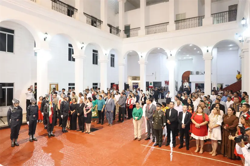El alcalde estuvo acompañado por funcionarios públicos municipales y el Teniente Coronel de Infantería del Estado Mayor, Armando Riego Fabián. Foto: Cortesía