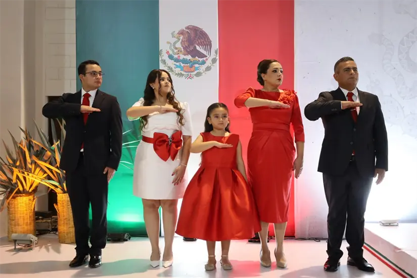 Con gran solemnidad el alcalde entonó las notas del glorioso Himno Nacional acompañado de su familia. Foto: Cortesía.