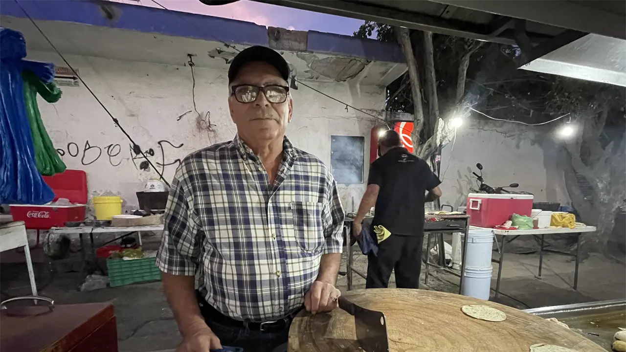 Juan Manuel García Osuna, con su carreta de tacos de carne asada ofrece una rica opción para cenar en el sector Flores Magón