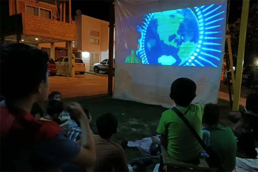 La función de cine en el Parque Lago Manitoba, de Zona Dorada, fue disfrutada por alrededor de 15 niñas y niños.
