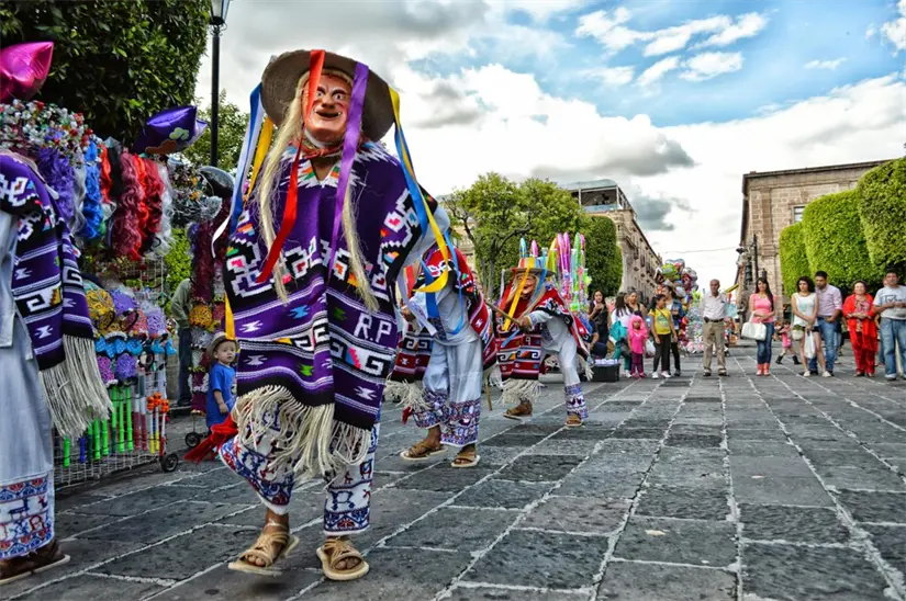 Marcha de personas en traje tradicional mexicano. Foto: Genaro Servín
