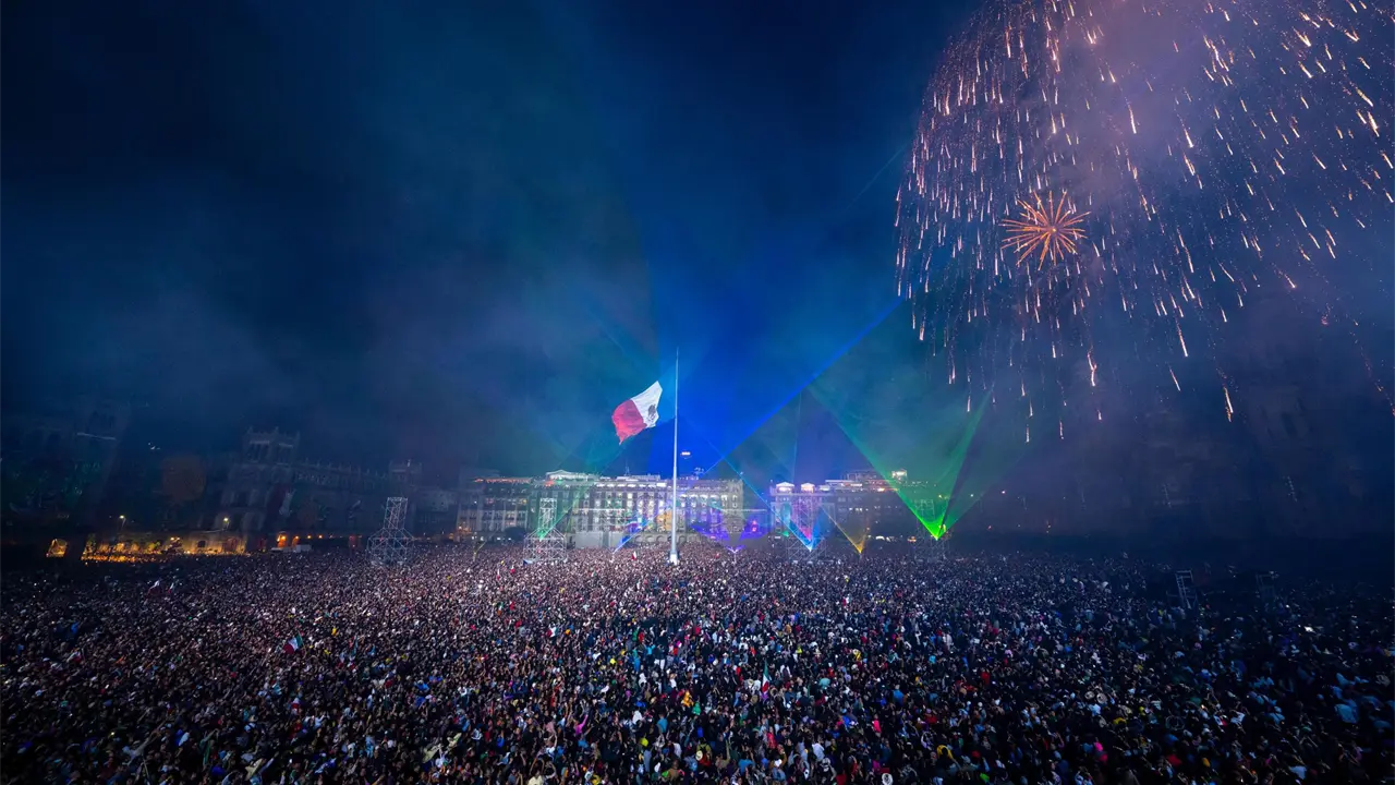 Fotos: El Zócalo capitalino se llena con 200 mil personas en el Grito de Independencia 2025.