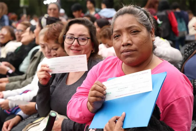 Personas cuidadoras reciben apoyos. Foto: Cortesía.