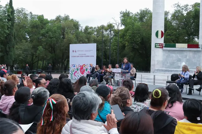 Clara Brugada entrega apoyos a personas cuidadoras. Foto: Cortesía.