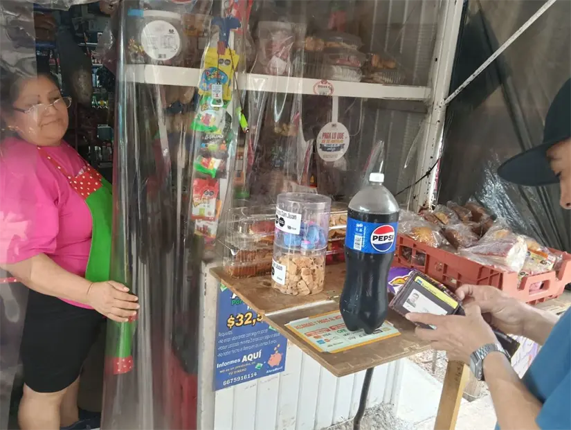 Con dedicación doña Caro Parra atiende a sus vecinos de Alturas del Sur.