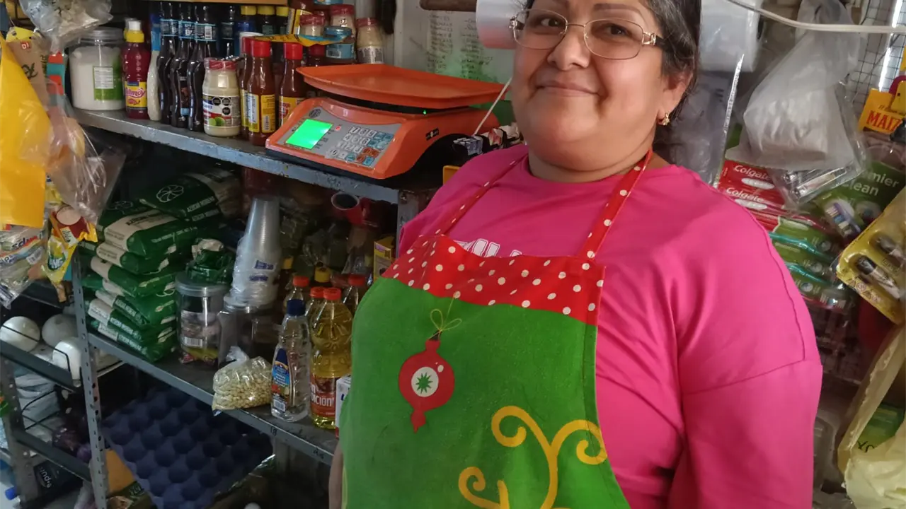 Doña Caro ha encontrado en su tienda de abarrotes un punto de encuentro y apoyo para la comunidad de Alturas del Sur.