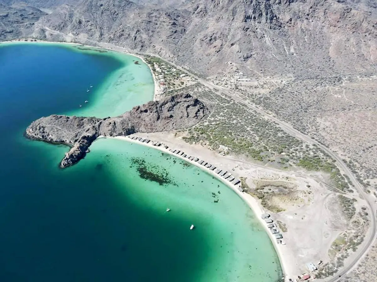 Esta formación rocosa adquirió una peculiar forma de ballena varada en la playa. Foto: México Desconocido