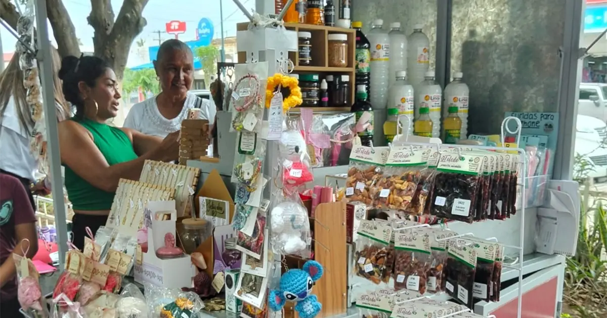 Mujeres emprendedoras de Navolato exhiben sus productos en la Carreta Mujer Productiva