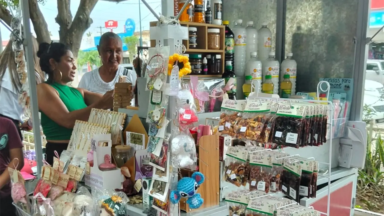 Las mujeres de Navolato demuestran su talento y productividad al exponer sus productos en la Carreta de la Mujer Productiva en la Plazuela.