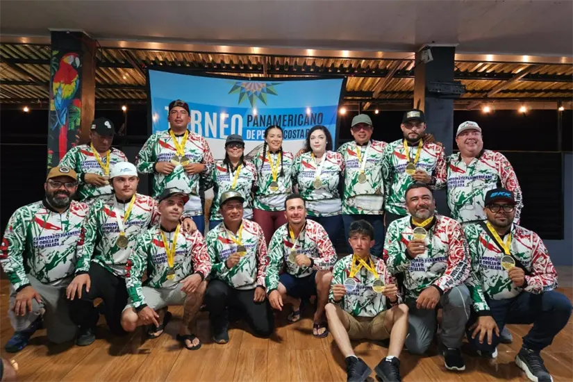 El culichi Tony Cruz Jr. junto con la Selección Nacional de Pesca Deportiva, flamantes campeones del 5° Panamericano de Pesca de Orilla, en Costa Rica.