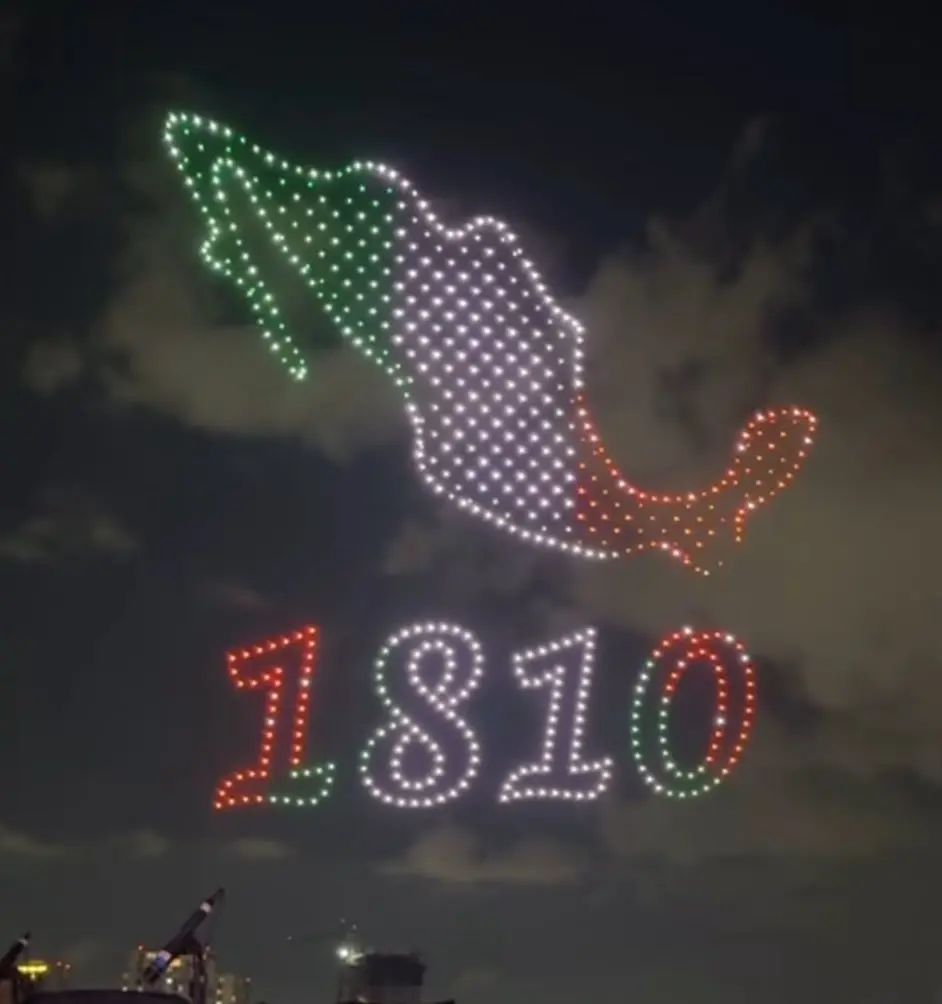 Show de drones en Monterrey durante la noche del 15 de septiembre.