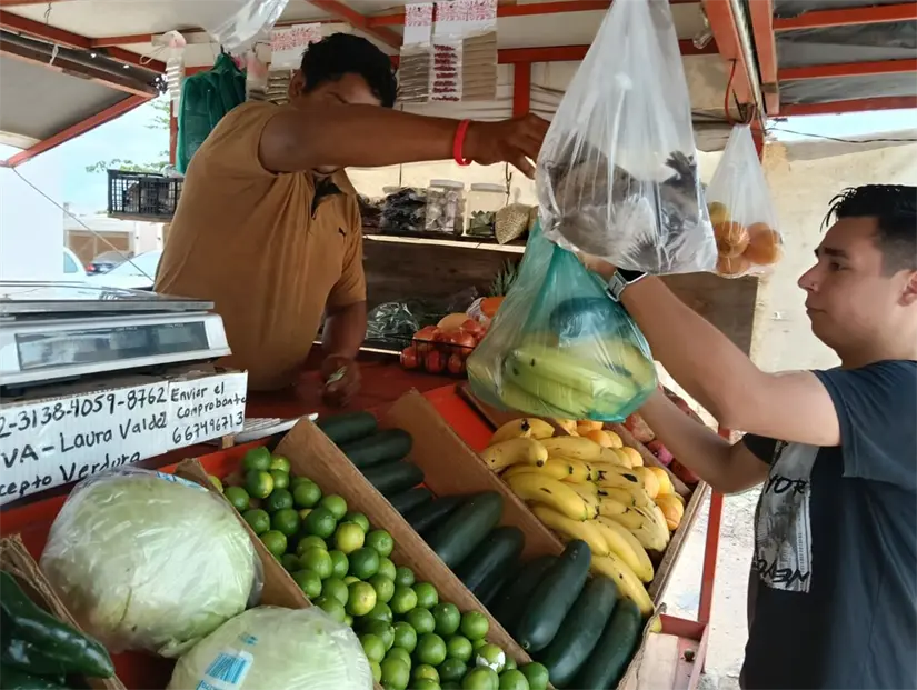 Con buen ánimo, Víctor Manuel atiende a sus clientes y les da buen precio.