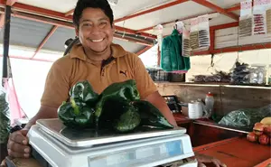 Con frutas y verduras, Víctor Manuel edifica una vida mejor para su familia en Culiacán