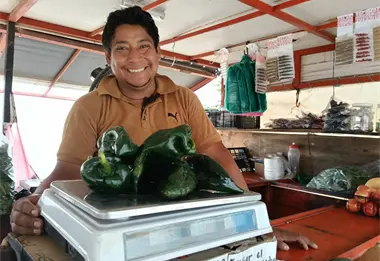 Con frutas y verduras, Víctor Manuel edifica una vida mejor para su familia en Culiacán