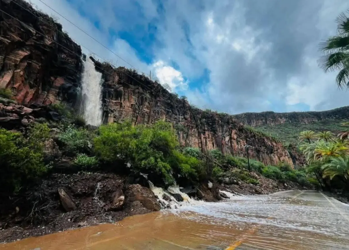 Esta cascada solamente surge cuando llueve en la región.