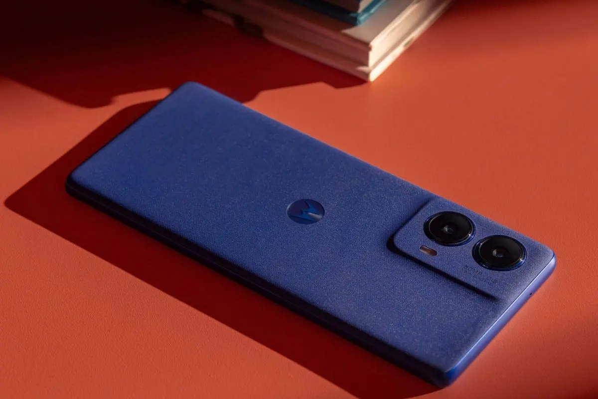Celular Motorola Moto G85 trae cámara principal de 50 megapíxeles. Fotgi