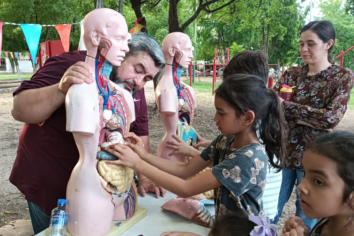 Decenas de niñas, niños, adolescentes y adultos disfrutaron de una tarde llena de ciencia en el parque del fraccionamiento Canaco, al norte de Culiacán. Parques Alegres IAP, CONFIE y el Centro de Ciencias de Sinaloa lo hicieron posible. | Imágenes de Francisco Castro