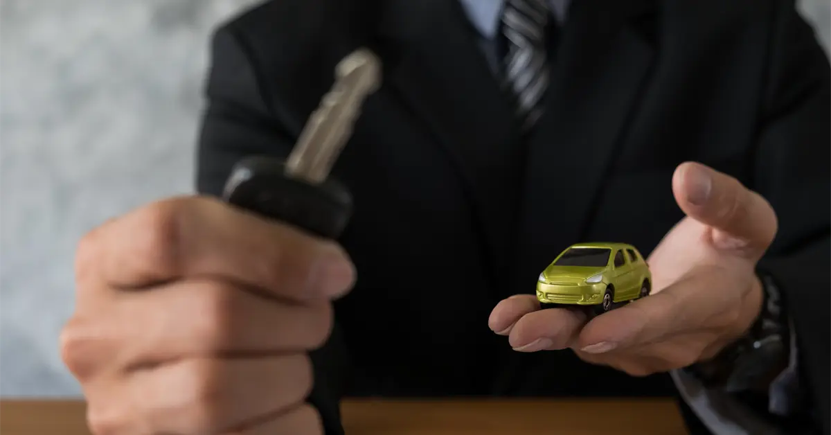 ¿Cómo saber a nombre de quién está un carro en Baja California?