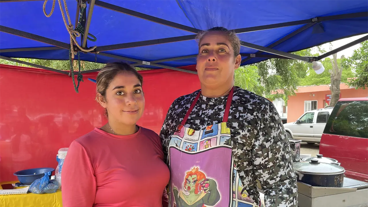 Belem y Sarahí atienden con gusto a sus clientes en el Tianguis de la Flores Magón