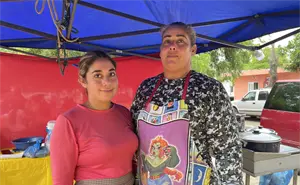 Mamá Belem, con su comida apapacha a los visitantes del Tianguis de la Flores Magón en Mazatlán