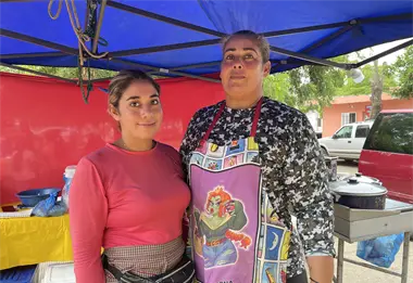 Mamá Belem, con su comida apapacha a los visitantes del Tianguis de la Flores Magón en Mazatlán