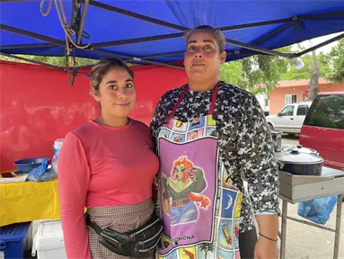 Mamá Belem, con su comida apapacha a los visitantes del Tianguis de la Flores Magón en Mazatlán