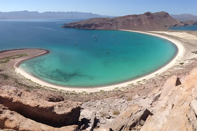 Explora la isla de San Francisquito, un lugar ideal para la relajación. Foto: quianabajatours.