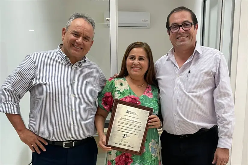 Juanita Escalante Quiroz es reconocida por sus logros como asesora de Opciones Patrimoniales.