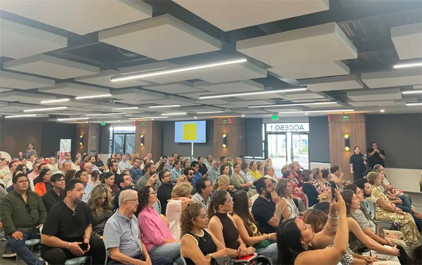 Con la sala llena de asistentes se vivió la emotiva presentación. Foto: Tus Buenas Noticias