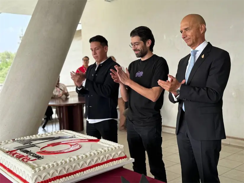 Con pastel celebran 46 años de Locatel. Con pastel celebran 46 años de Locatel. Foto: Cortesía.