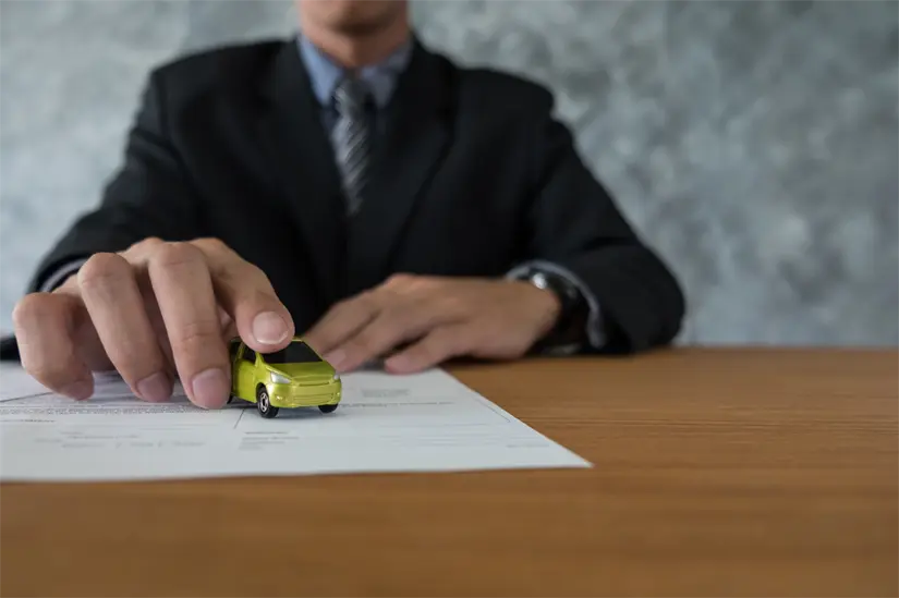Conoce los pasos para saber a nombre de quién está un carro. Foto: Freepik. 
