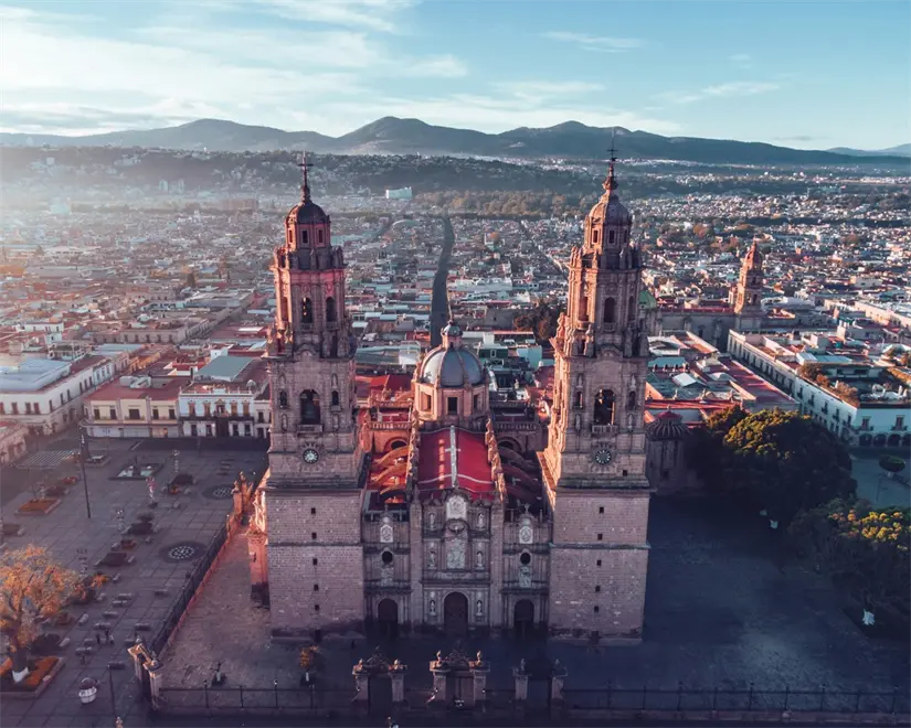 Conoce cuánto cuesta viajar en autobús desde CDMX a Morelia. Foto: Unsplash.  