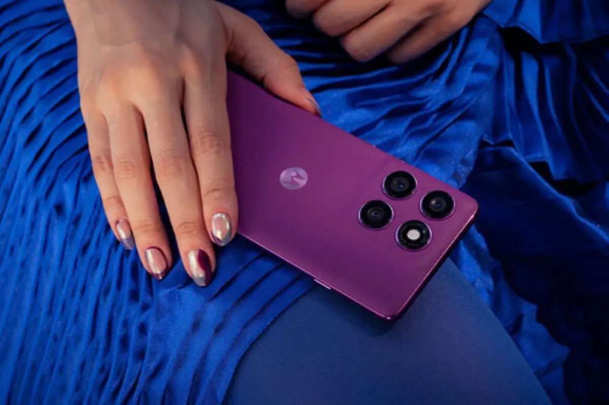 Celular Motorola que viene con altavoces estéreos. Foto: Cortesía