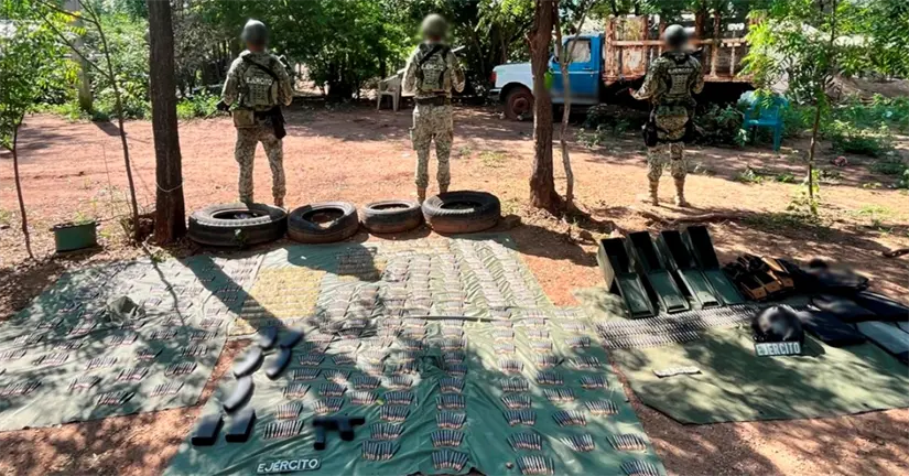 Armas y municiones aseguradas en El Tepuche, Culiacán. Foto: SSPC