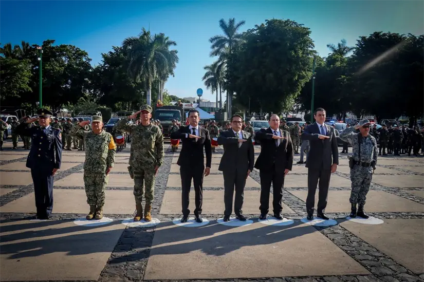 Representantes de los tres poderes del Estado y de las fuerzas armadas
