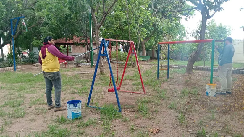 Trabajadores de parques realizan mantenimiento de juegos. Foto: Cortesía.