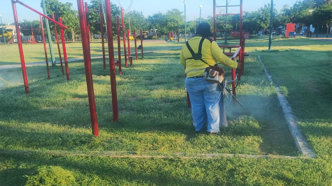 Trabajo de rehabilitación de parques. Foto: Cortesía.