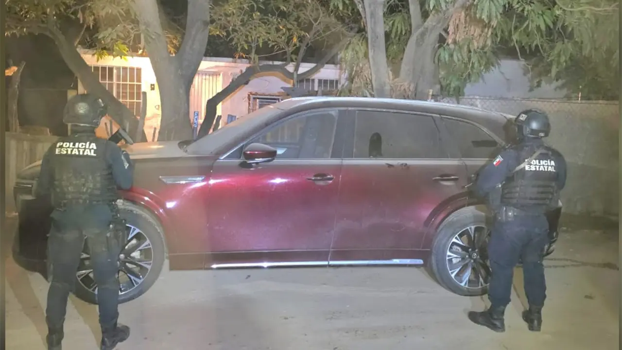 Operativos en Culiacán: autoridades estatales y federales localizan camioneta y auto robados.