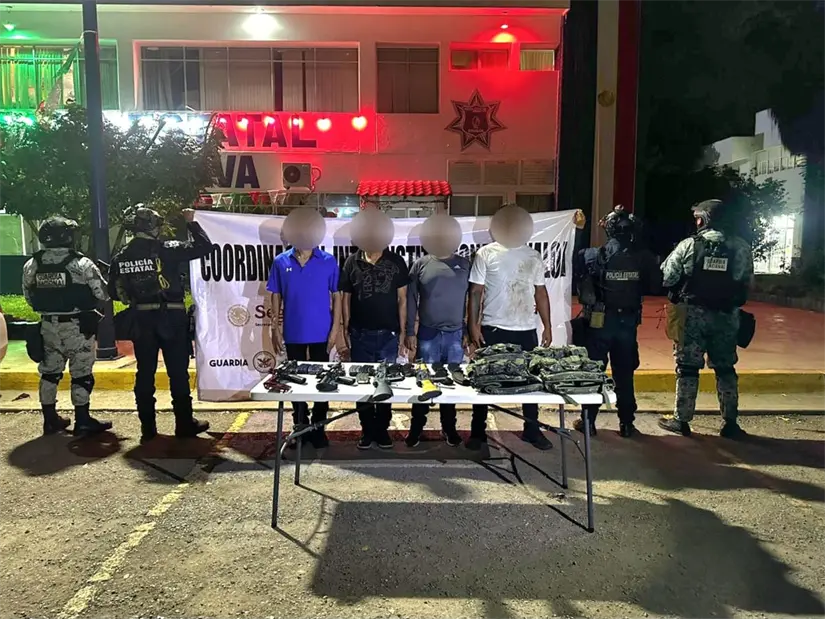 Tras una denuncia al 089, elementos de seguridad desplegaron un operativo en Culiacán que resultó en la detención de cuatro civiles armados y el aseguramiento de armas largas y cartuchos.
