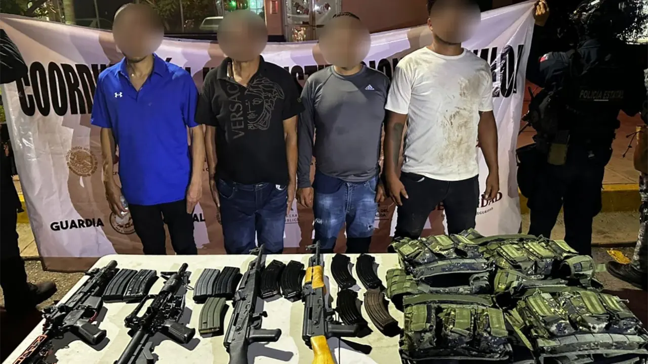 Denuncia anónima permite captura de civiles armados en Culiacán; aseguraron fusiles AK-47 y M16.