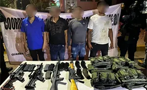 Aseguran a cuatro hombres armados con fusiles y equipo táctico en fraccionamiento Los Ángeles de Culiacán