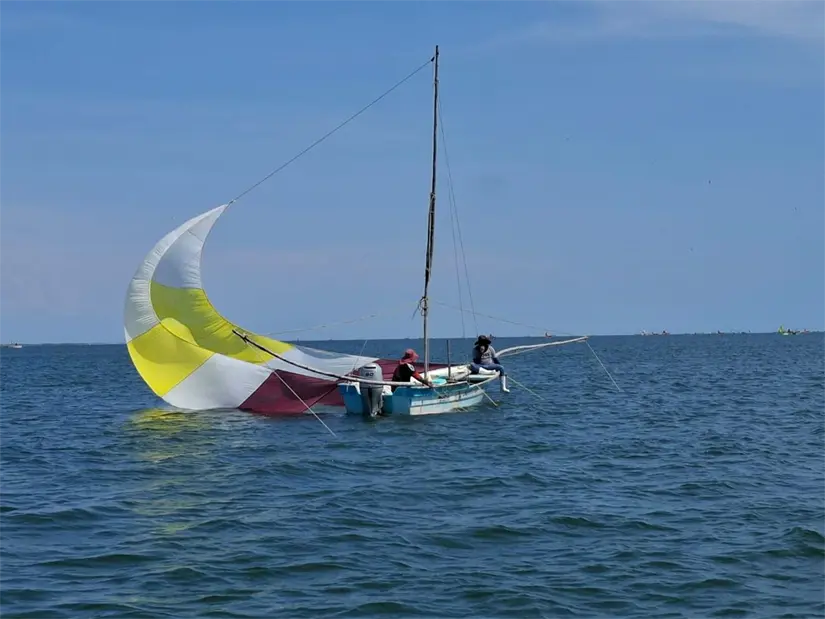 Embarcación impulsada por corriente de aire hace más eficiente la pesca con redes suriperas Embarcación impulsada por corriente de aire hace más eficiente la pesca con redes suriperas