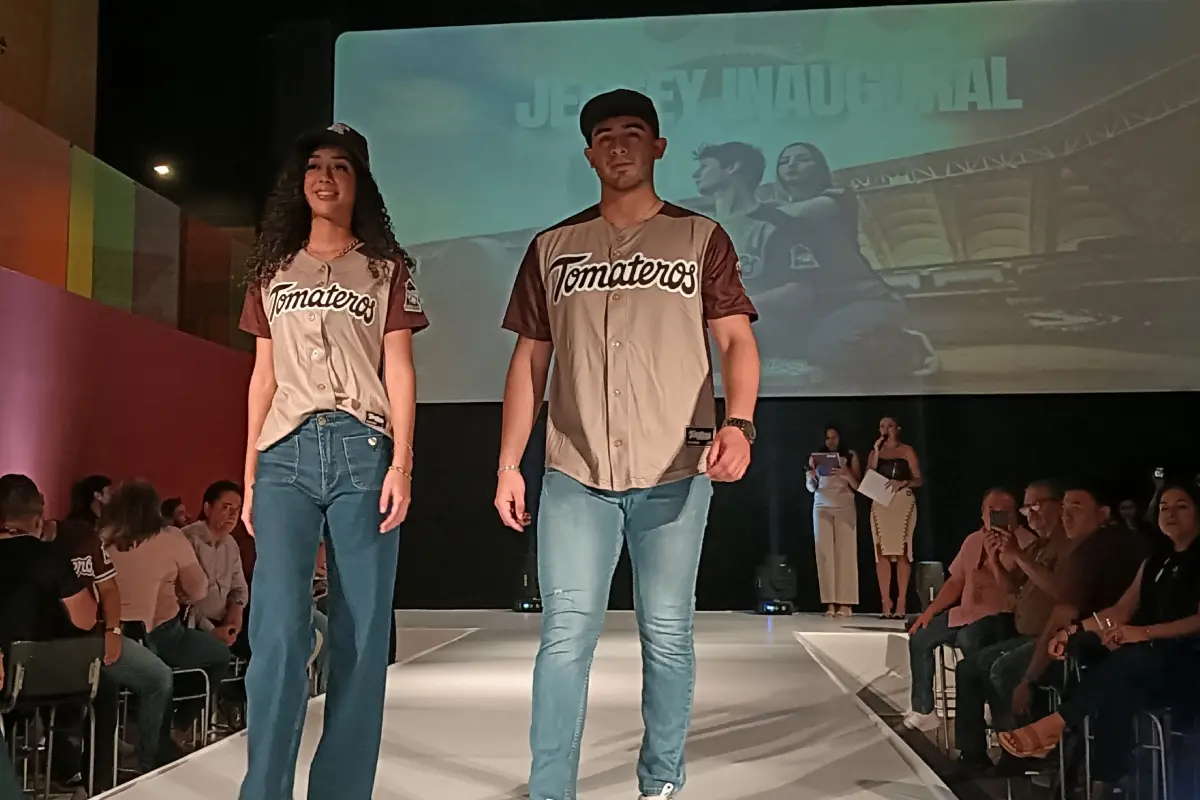 Durante la gala del 60 aniversario de Tomateros de Culiacán, el club presentó el jersey que lucirá el equipo durante el juego inaugural el próximo 16 de octubre | Imágenes de Francisco Castro