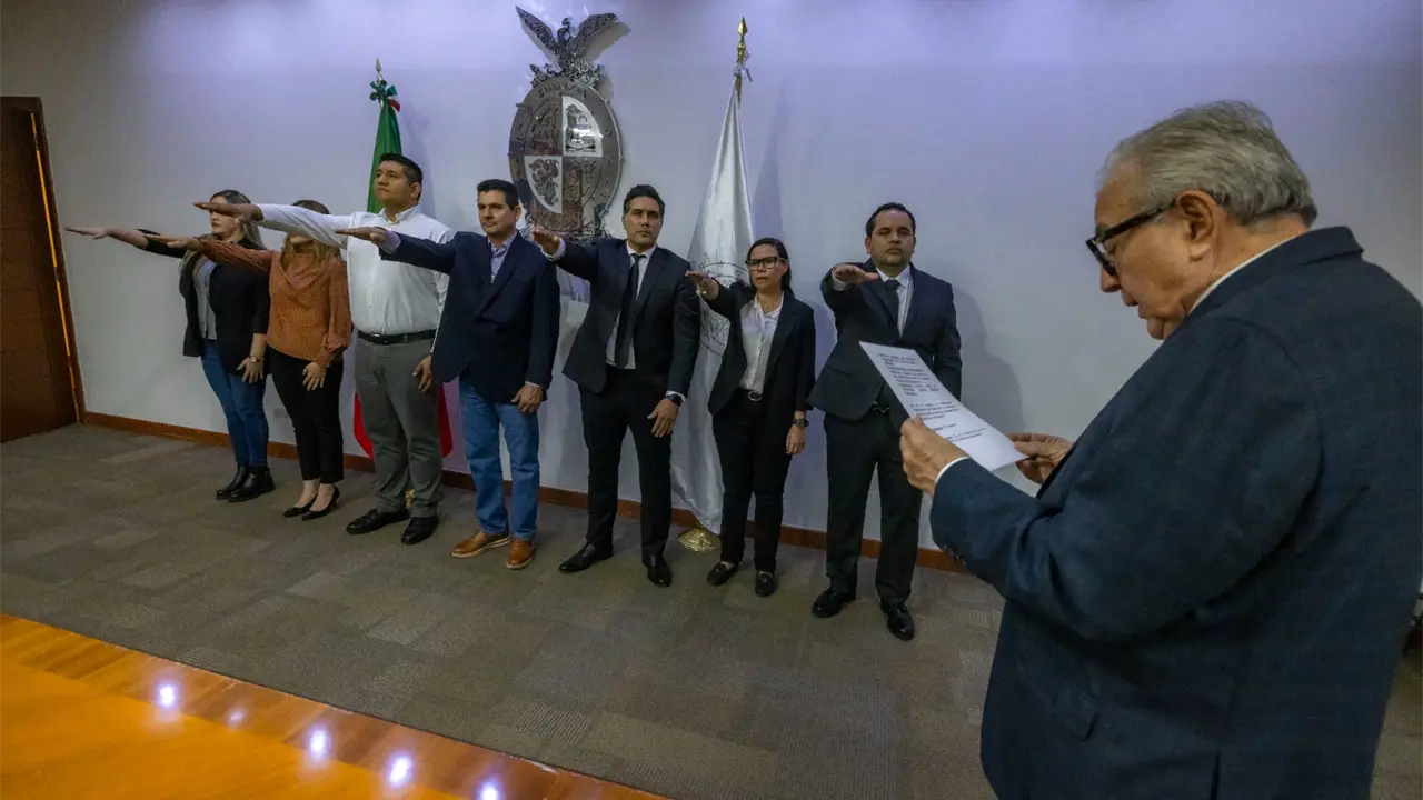 El Gobernador Rocha Moya, da titularidad a nuevos funcionarios.