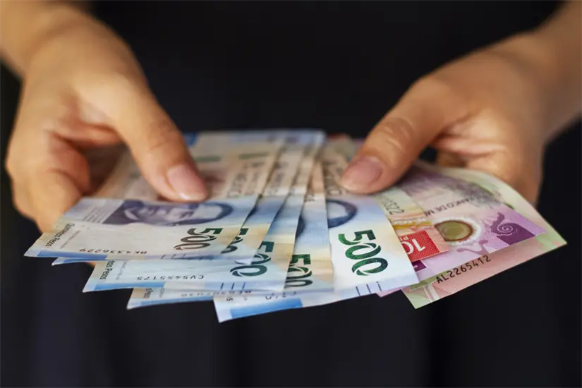 Debes cumplir con ciertos requisitos para poder obtener el pago del aguinaldo INAPAM 2025. Foto: Freepik. 