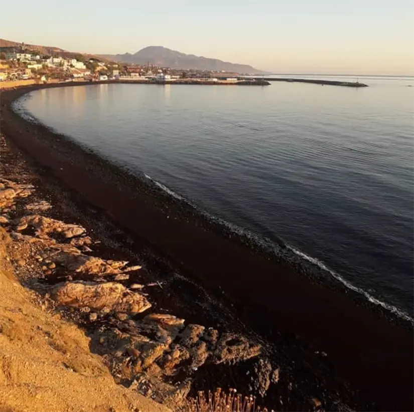 Playa negra en Santa Rosalía, Baja California Sur. Foto: cortesía.