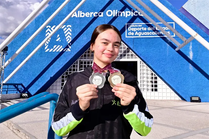 Abril Victoria Sánchez Osuna brilla con oro en 100 m pecho y plata en 100 m libre, demostrando su constancia y pasión por la natación. Foto: ISDE