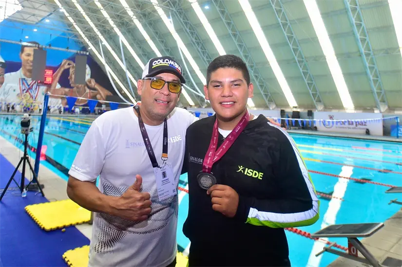 Carlos Mauricio Ramírez con su entrenador Óscar Rubio Uriarte, pieza importante en su triunfo de plata. Foto: ISDE