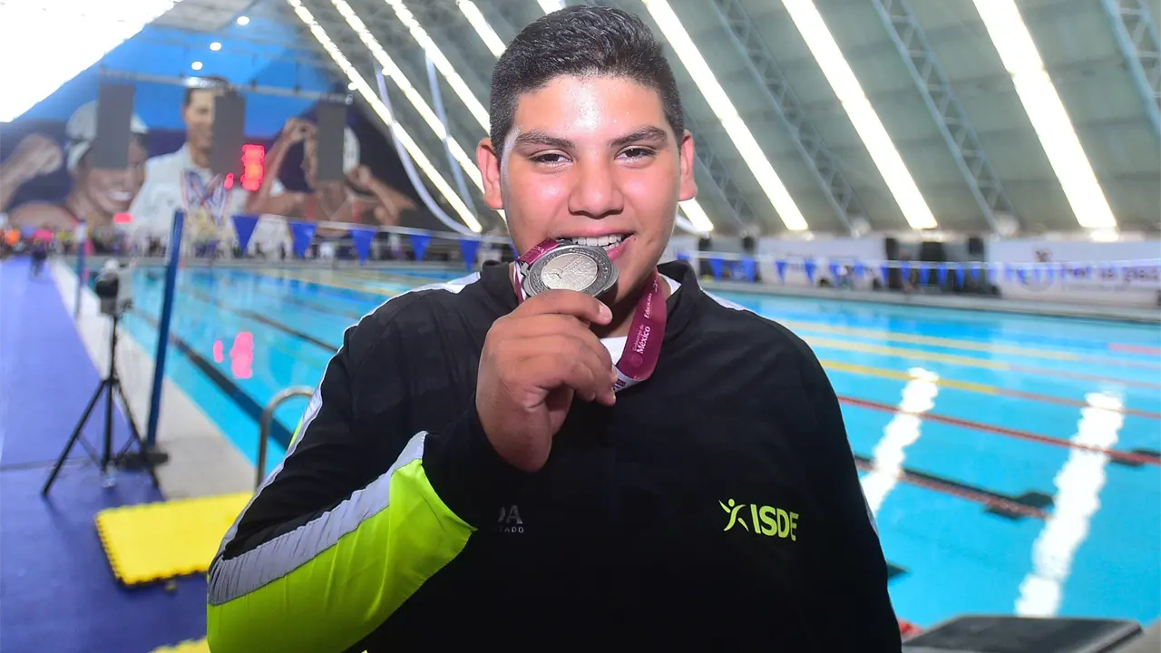 Carlos Mauricio Ramírez Campaña, el nadador de 15 años que inspira a Sinaloa con su medalla de plata. Foto: ISDE